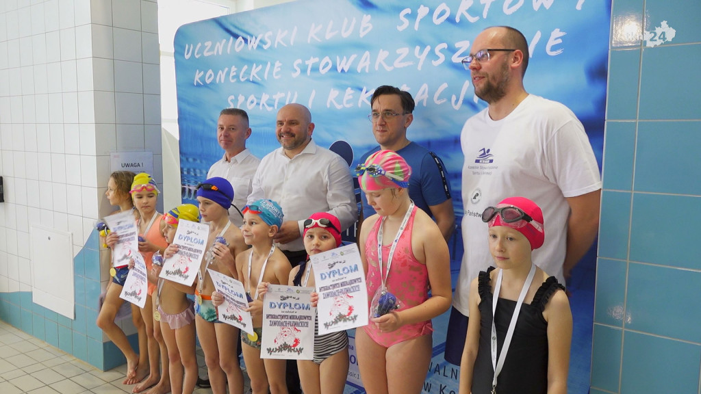 Mikołajkowe pływanie w Czarnieckiej Górze [wideo, zdjęcia]