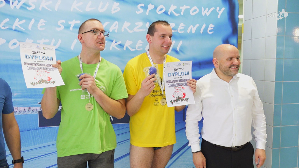 Mikołajkowe pływanie w Czarnieckiej Górze [wideo, zdjęcia]