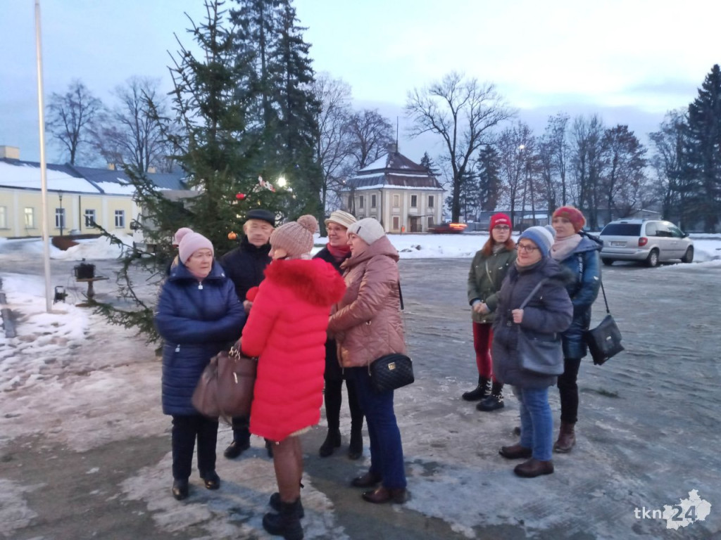 Przyjaciele postawili symboliczną choinkę dla Bruna pod UMiG Końskie [zdjęcia]