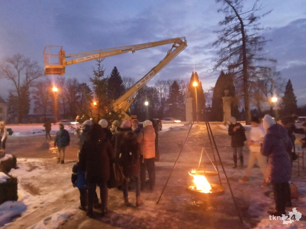 Przyjaciele postawili symboliczną choinkę dla Bruna pod UMiG Końskie [zdjęcia]