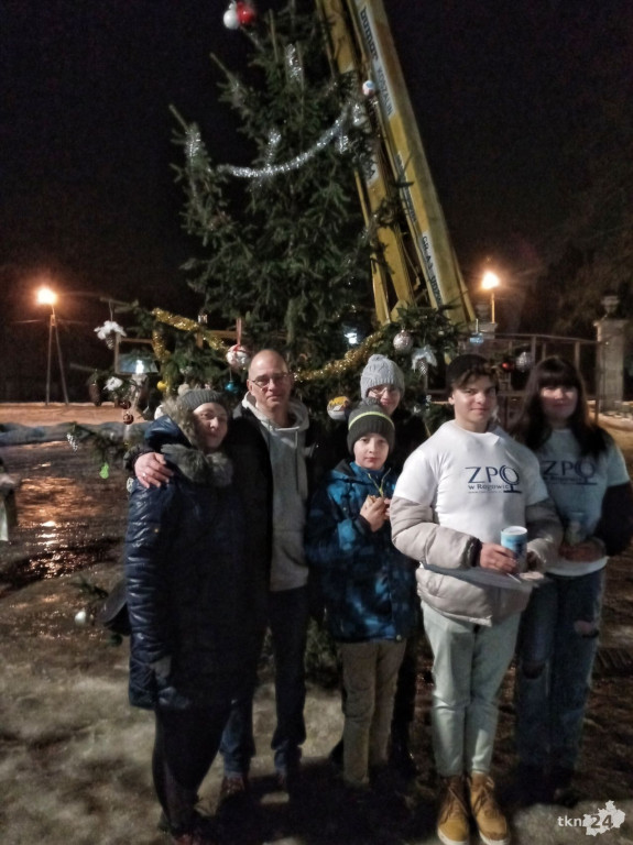 Przyjaciele postawili symboliczną choinkę dla Bruna pod UMiG Końskie [zdjęcia]