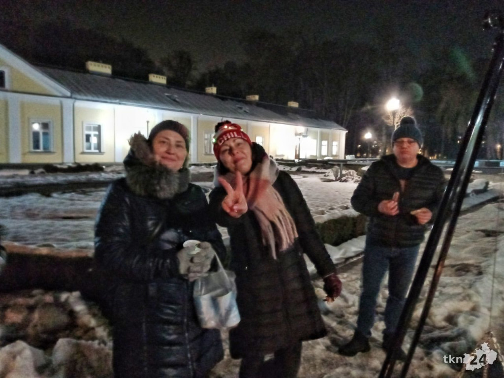 Przyjaciele postawili symboliczną choinkę dla Bruna pod UMiG Końskie [zdjęcia]