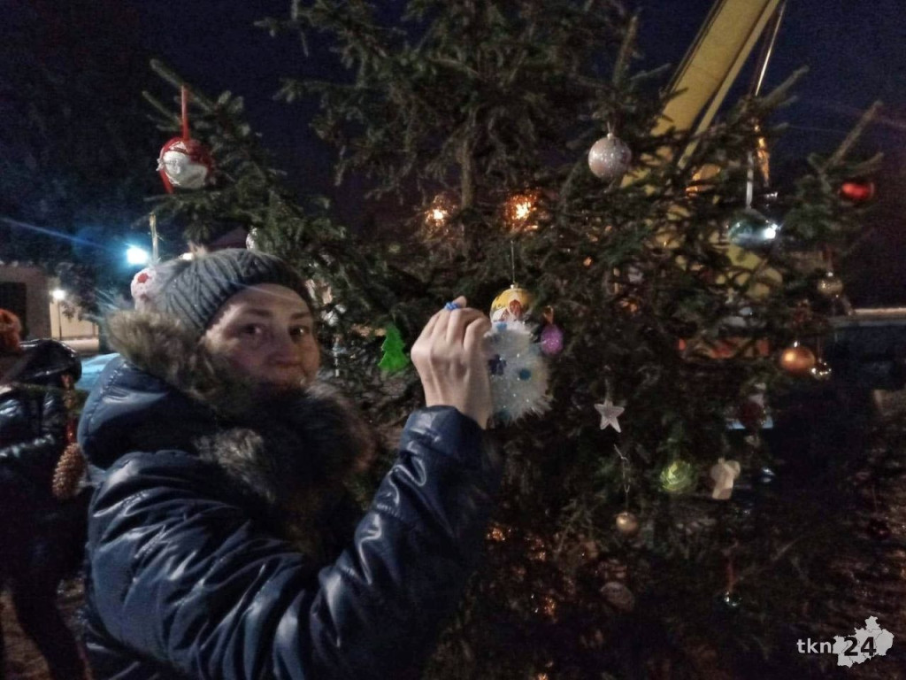 Przyjaciele postawili symboliczną choinkę dla Bruna pod UMiG Końskie [zdjęcia]