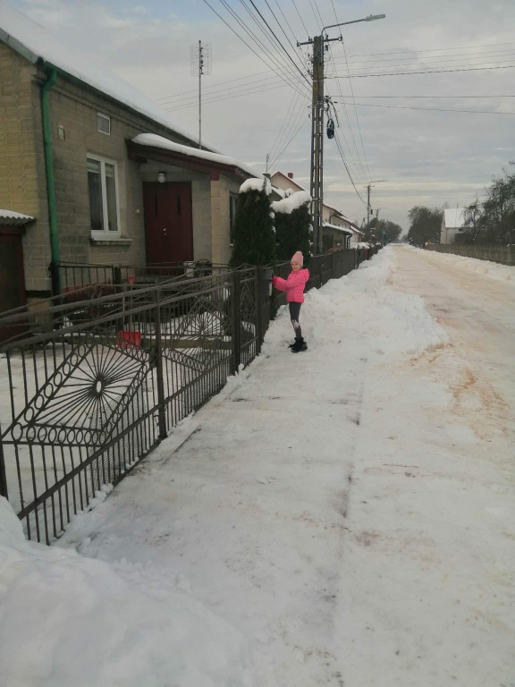 Uczniowie ruszyli ze świątecznymi kartkami do mieszkańców! [zdjęcia]