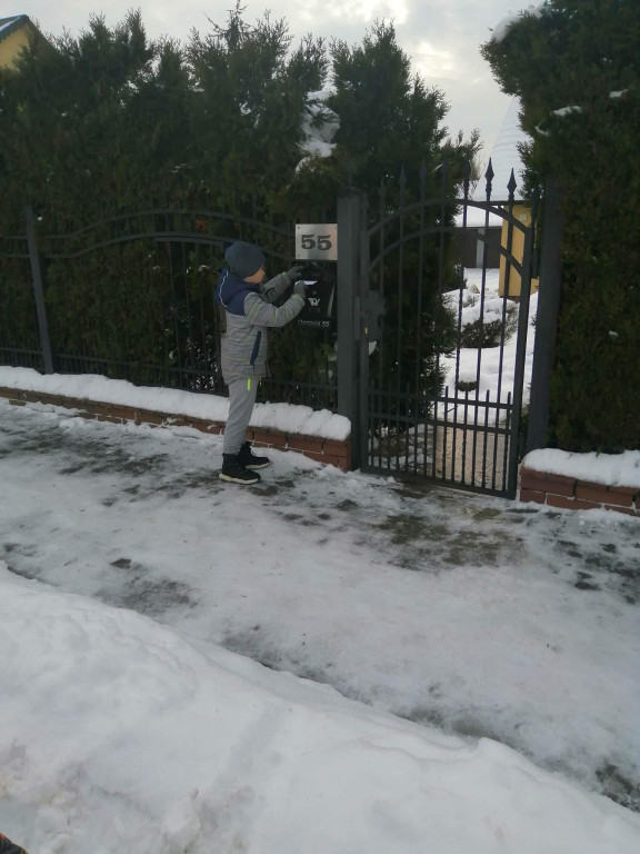 Uczniowie ruszyli ze świątecznymi kartkami do mieszkańców! [zdjęcia]
