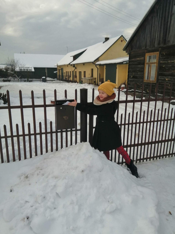 Uczniowie ruszyli ze świątecznymi kartkami do mieszkańców! [zdjęcia]