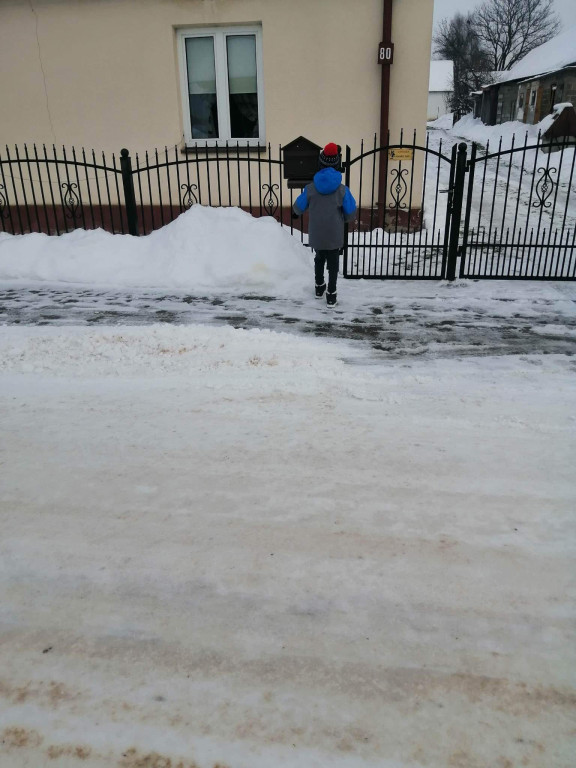 Uczniowie ruszyli ze świątecznymi kartkami do mieszkańców! [zdjęcia]
