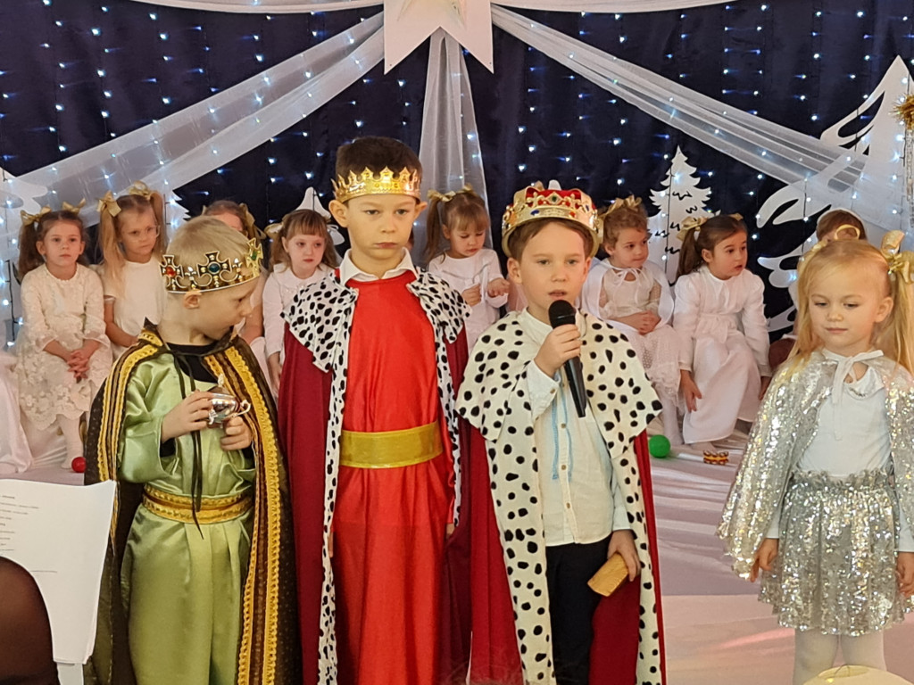Rodzinne jasełka. Widowisko zaprezentowali rodzice i przedszkolaki [zdjęcia]