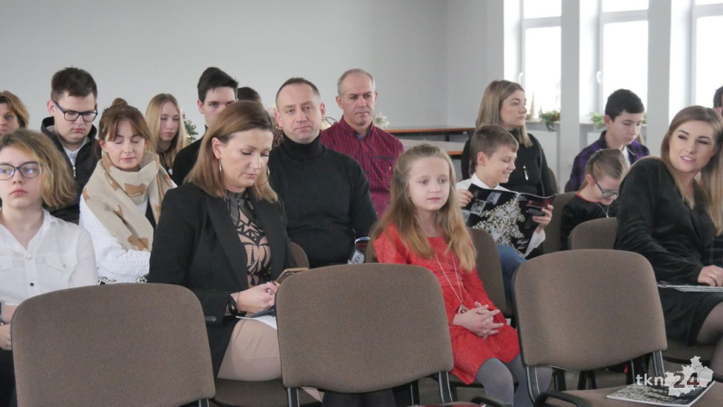 Kartka na gwiazdkę. Władze powiatu nagrodziły zwycięzców konkursu [wideo, zdjęcia]