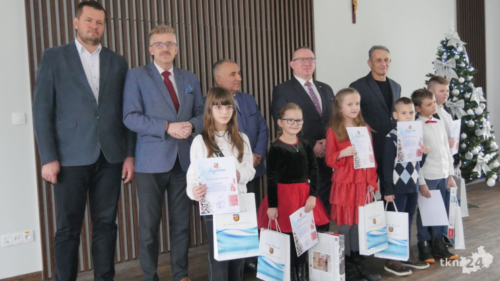 Kartka na gwiazdkę. Władze powiatu nagrodziły zwycięzców konkursu [wideo, zdjęcia]