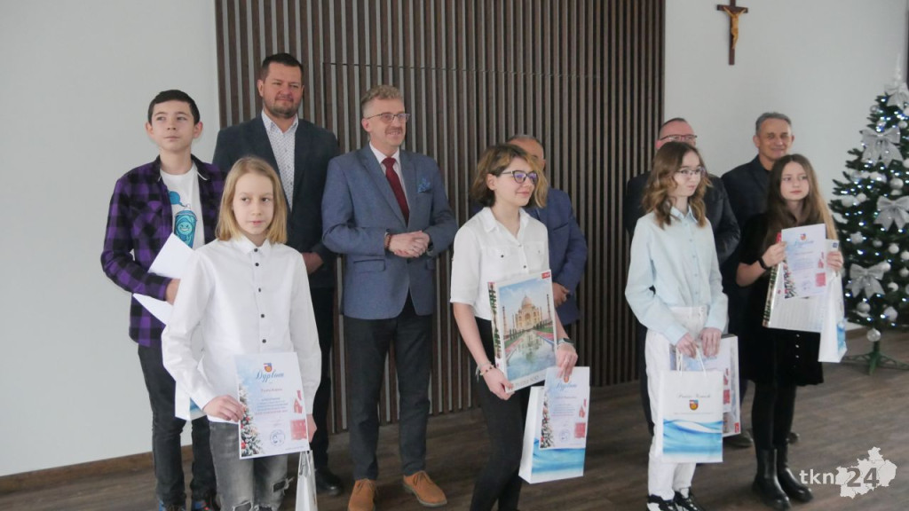 Kartka na gwiazdkę. Władze powiatu nagrodziły zwycięzców konkursu [wideo, zdjęcia]