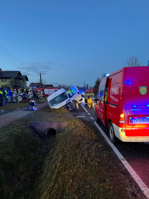 Auto w rowie w Fałkowie. Kierowca zasnął za kierownicą? [zdjęcia]