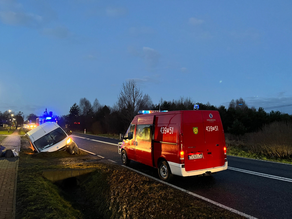 Auto w rowie w Fałkowie. Kierowca zasnął za kierownicą? [zdjęcia]