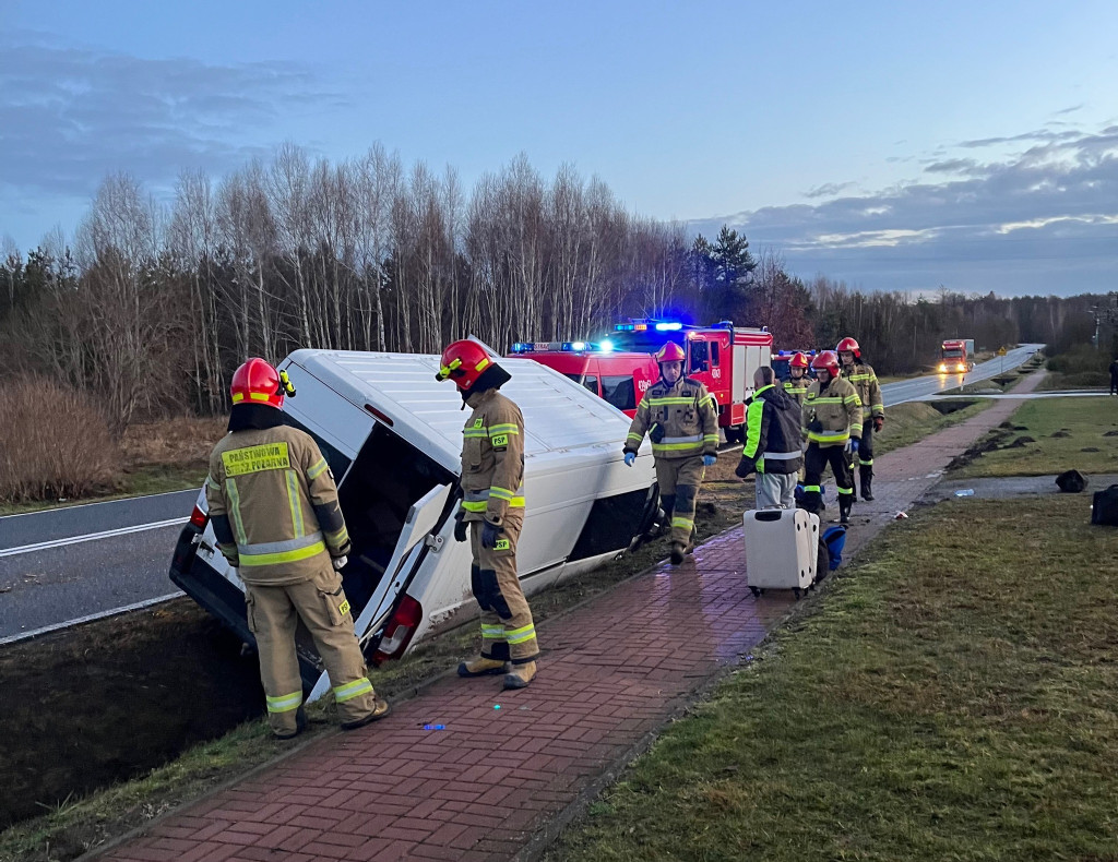 Auto w rowie w Fałkowie. Kierowca zasnął za kierownicą? [zdjęcia]