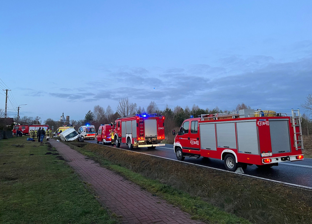 Auto w rowie w Fałkowie. Kierowca zasnął za kierownicą? [zdjęcia]