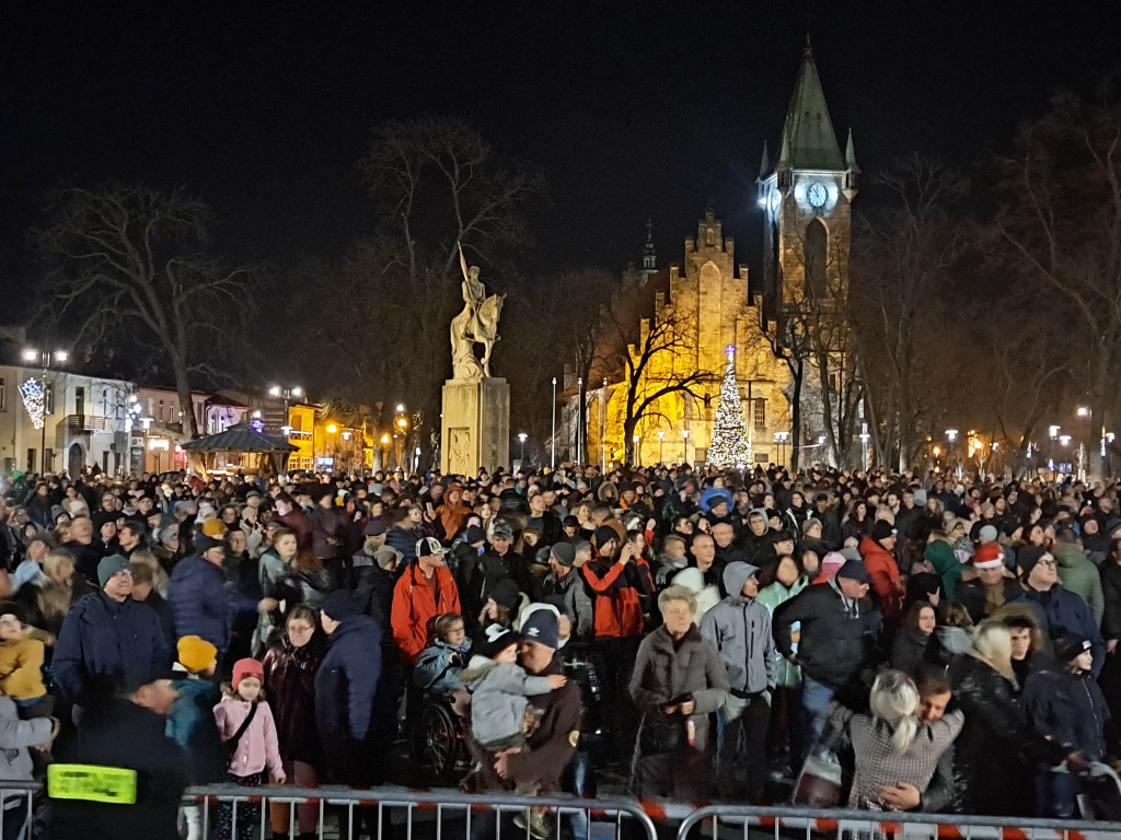Pełny rynek ludzi, muzyka, lasery. Tak powitaliśmy Nowy Rok! [wideo, zdjęcia]
