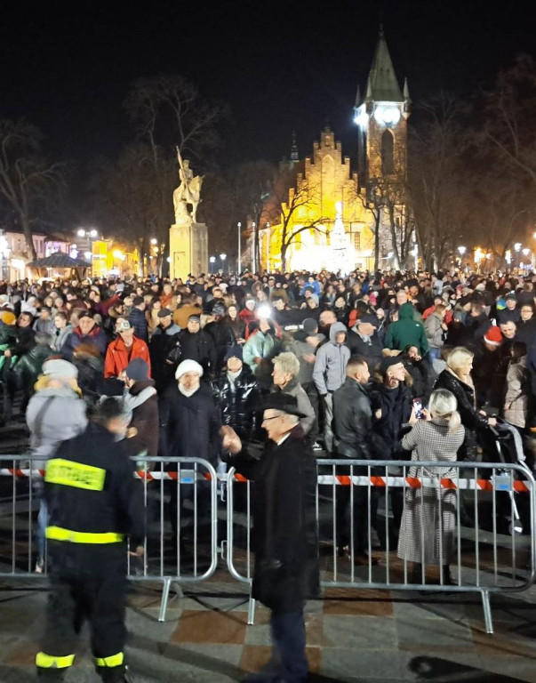 Pełny rynek ludzi, muzyka, lasery. Tak powitaliśmy Nowy Rok! [wideo, zdjęcia]