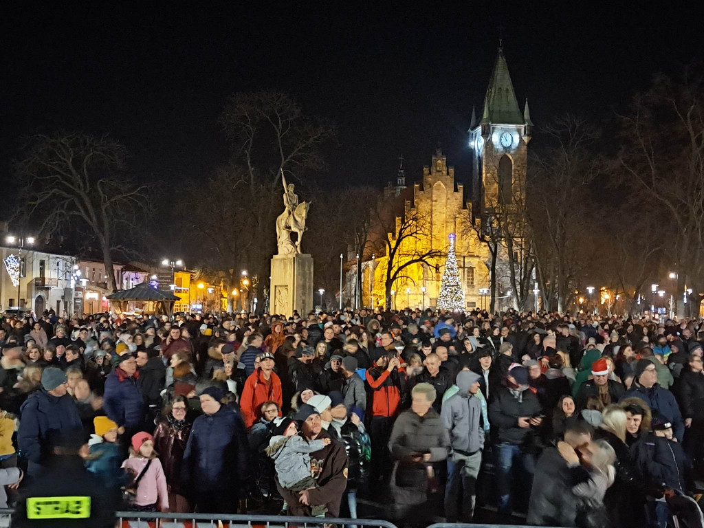Pełny rynek ludzi, muzyka, lasery. Tak powitaliśmy Nowy Rok! [wideo, zdjęcia]