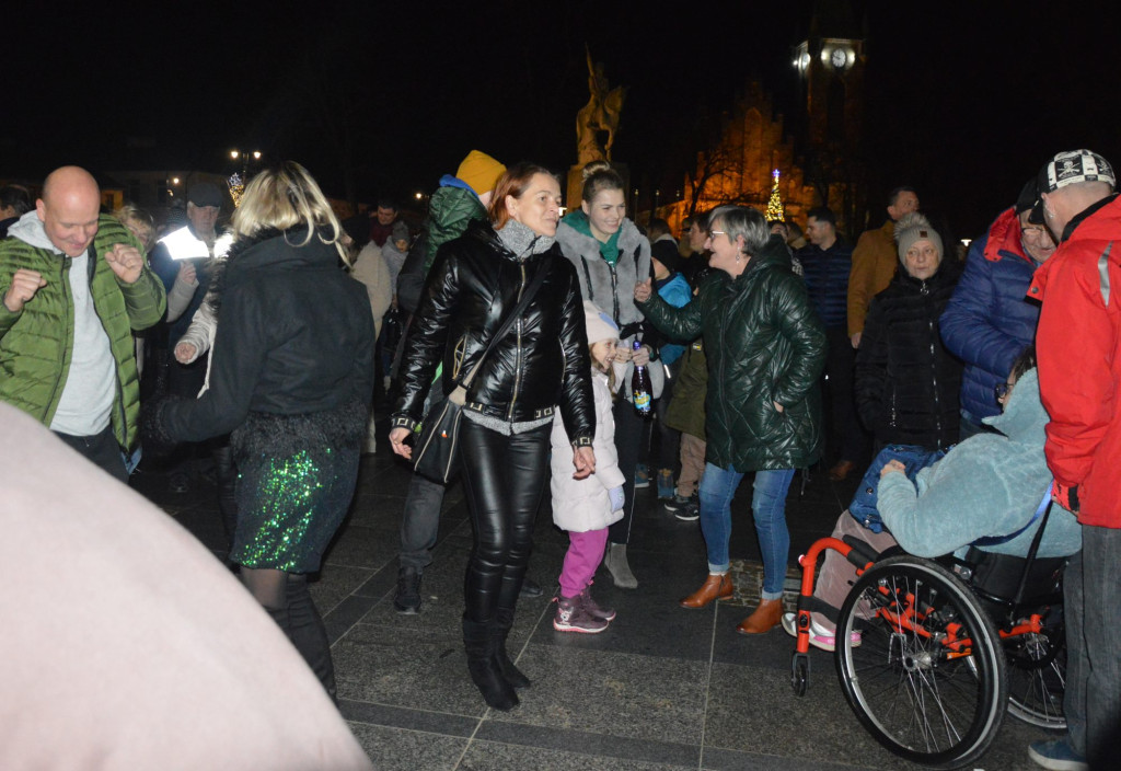 Pełny rynek ludzi, muzyka, lasery. Tak powitaliśmy Nowy Rok! [wideo, zdjęcia]