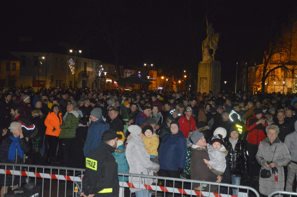 Pełny rynek ludzi, muzyka, lasery. Tak powitaliśmy Nowy Rok! [wideo, zdjęcia]