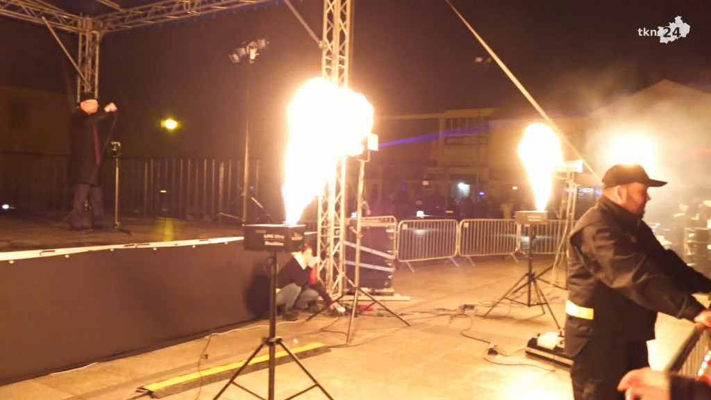 Pełny rynek ludzi, muzyka, lasery. Tak powitaliśmy Nowy Rok! [wideo, zdjęcia]