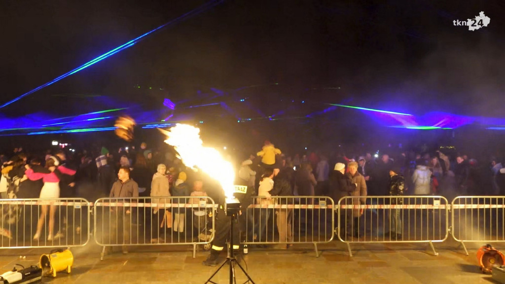 Pełny rynek ludzi, muzyka, lasery. Tak powitaliśmy Nowy Rok! [wideo, zdjęcia]