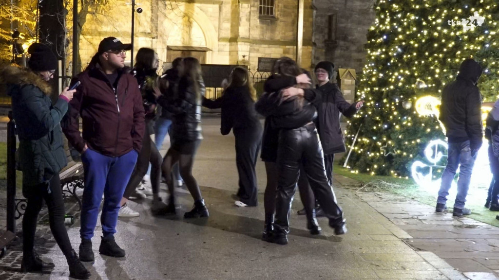 Pełny rynek ludzi, muzyka, lasery. Tak powitaliśmy Nowy Rok! [wideo, zdjęcia]