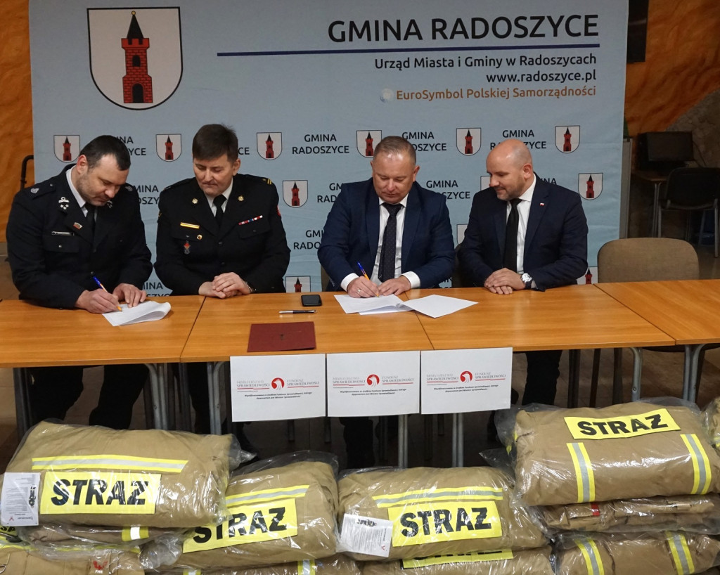 Strażacy z gminy Radoszyce ze sprzętem z Ministerstwa Sprawiedliwości [zdjęcia]
