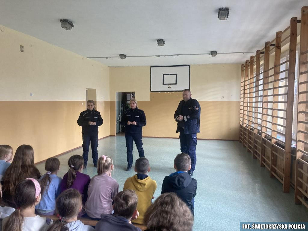 Profilaktyczne spotkanie z Policją w Szkole Podstawowej w Kłucku [zdjęcia]