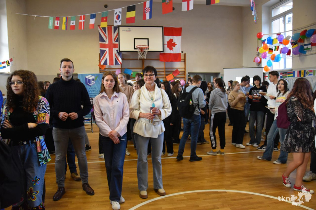 Barwny Dzień Języków Obcych w Nowym Ogólniaku w Końskich [wideo, zdjęcia]