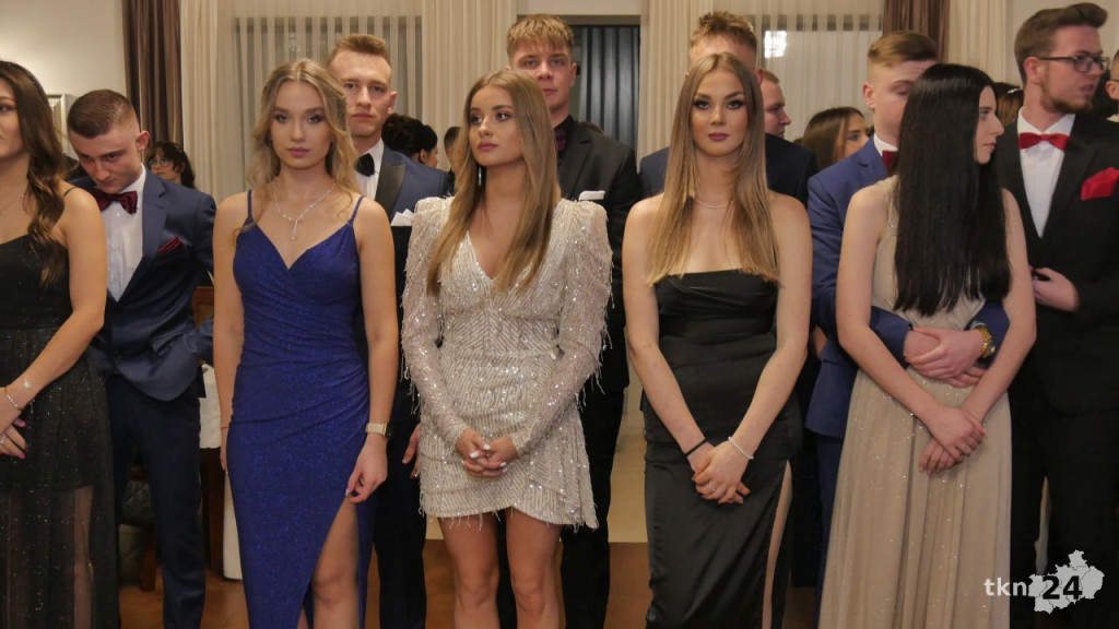 Studniówka 2023 ZSP 1 Końskie [skrót wideo, fotorelacja]