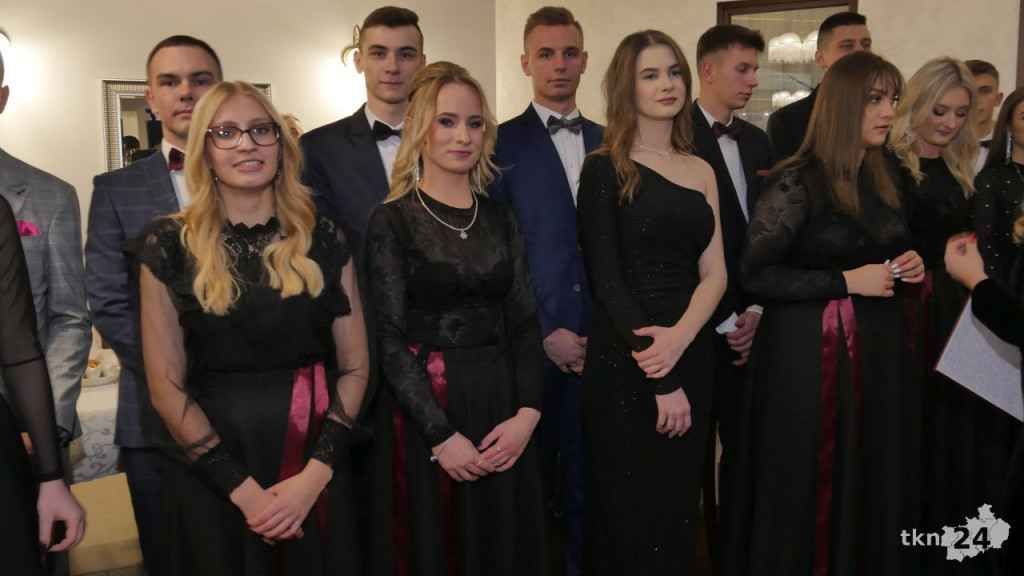 Studniówka 2023 ZSP 1 Końskie [skrót wideo, fotorelacja]