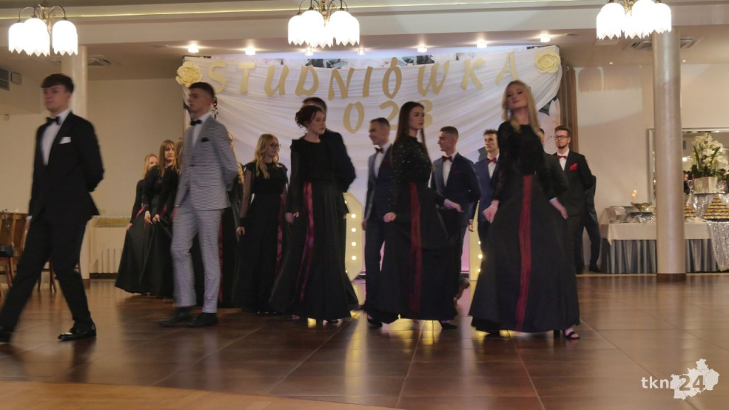 Studniówka 2023 ZSP 1 Końskie [skrót wideo, fotorelacja]