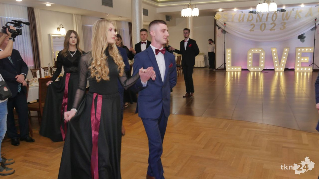 Studniówka 2023 ZSP 1 Końskie [skrót wideo, fotorelacja]