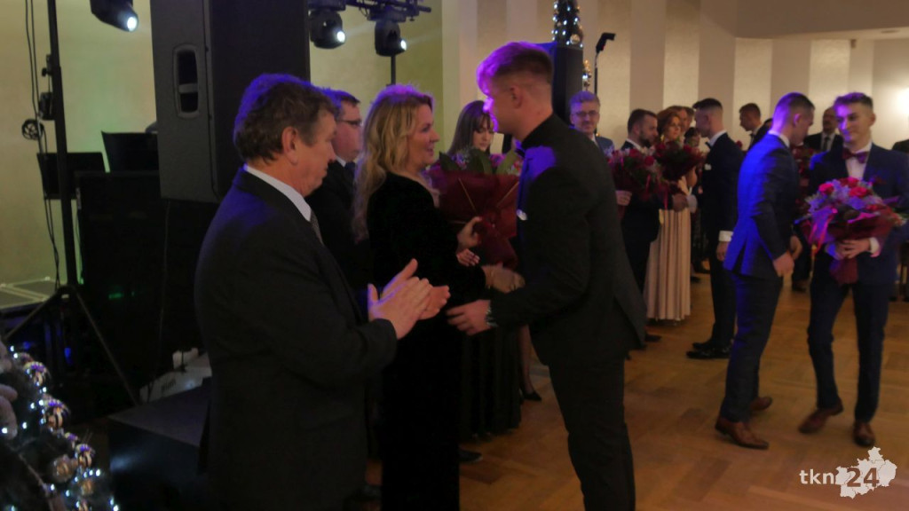 Studniówka 2023 ZSP 1 Końskie [skrót wideo, fotorelacja]