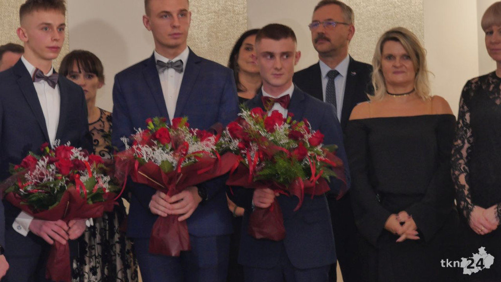 Studniówka 2023 ZSP 1 Końskie [skrót wideo, fotorelacja]