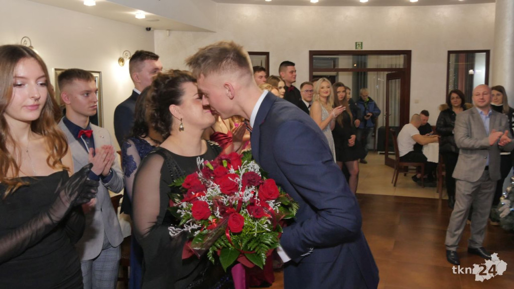 Studniówka 2023 ZSP 1 Końskie [skrót wideo, fotorelacja]