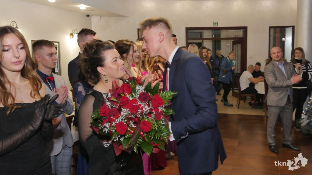 Studniówka 2023 ZSP 1 Końskie [skrót wideo, fotorelacja]