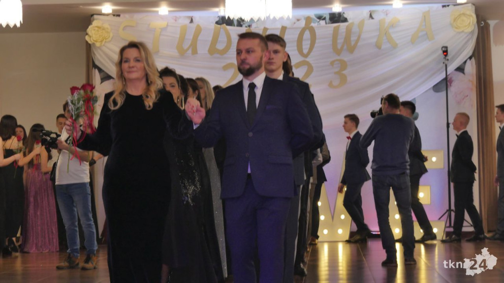 Studniówka 2023 ZSP 1 Końskie [skrót wideo, fotorelacja]