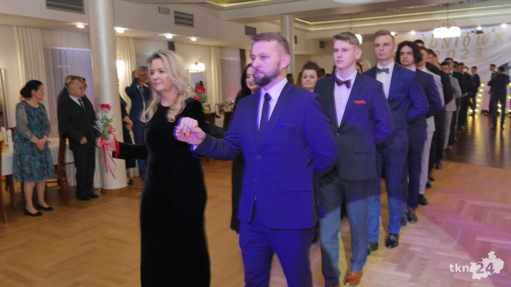Studniówka 2023 ZSP 1 Końskie [skrót wideo, fotorelacja]