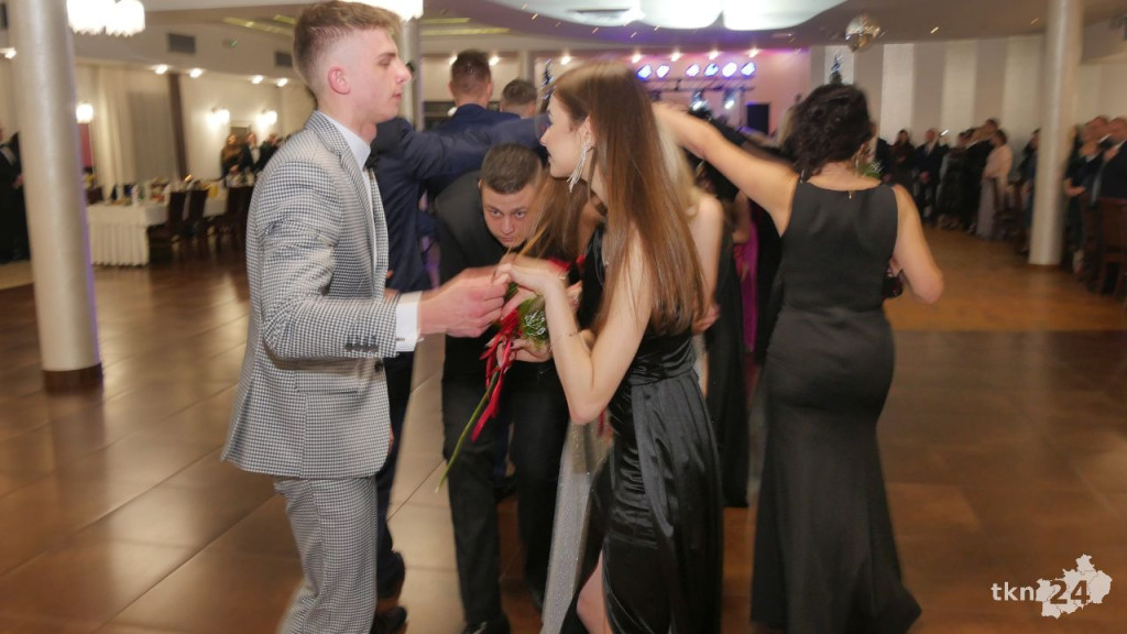 Studniówka 2023 ZSP 1 Końskie [skrót wideo, fotorelacja]