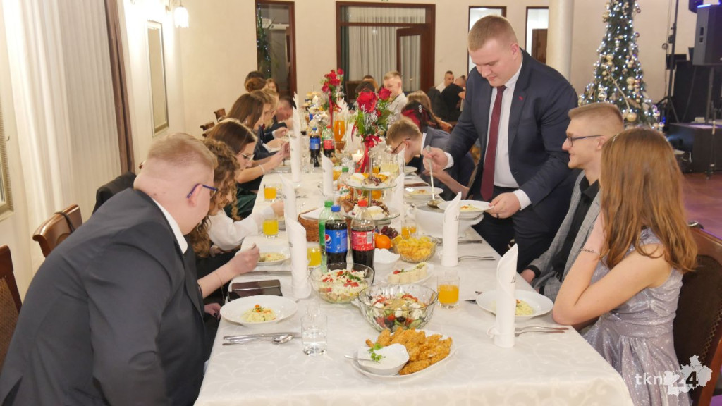Studniówka 2023 ZSP 1 Końskie [skrót wideo, fotorelacja]