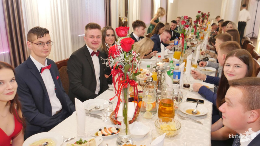 Studniówka 2023 ZSP 1 Końskie [skrót wideo, fotorelacja]