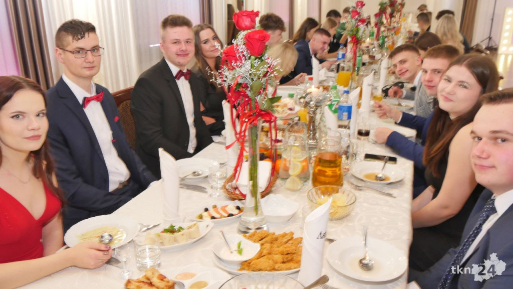 Studniówka 2023 ZSP 1 Końskie [skrót wideo, fotorelacja]
