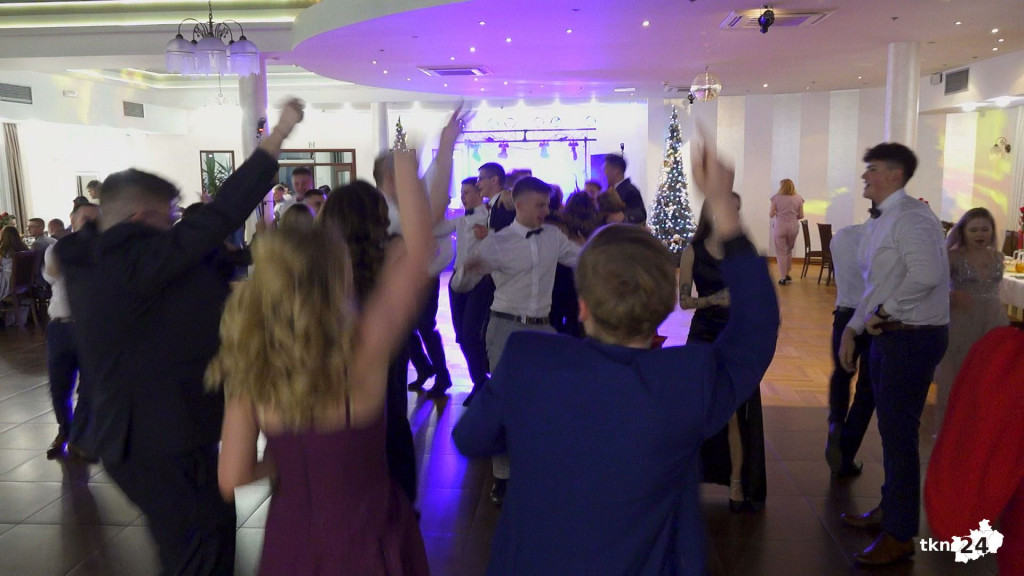 Studniówka 2023 ZSP 1 Końskie [skrót wideo, fotorelacja]