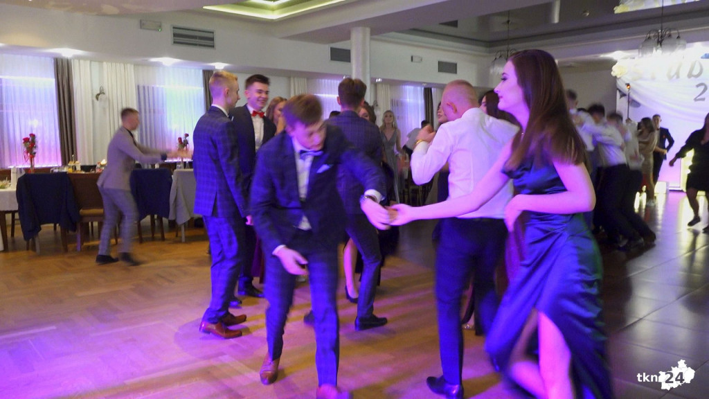 Studniówka 2023 ZSP 1 Końskie [skrót wideo, fotorelacja]