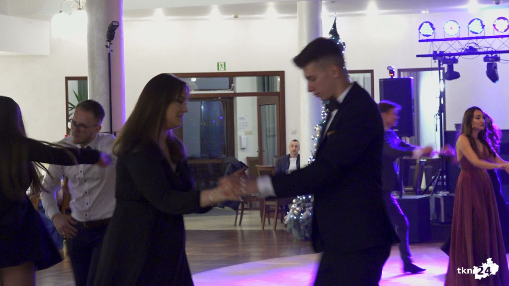 Studniówka 2023 ZSP 1 Końskie [skrót wideo, fotorelacja]