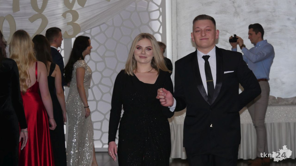 WIDEO: Piękna, kameralna Studniówka ZSP Stąporków [wideo, zdjęcia]