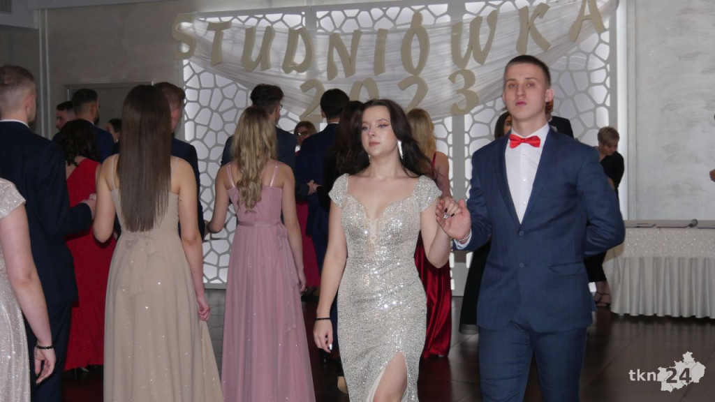 WIDEO: Piękna, kameralna Studniówka ZSP Stąporków [wideo, zdjęcia]
