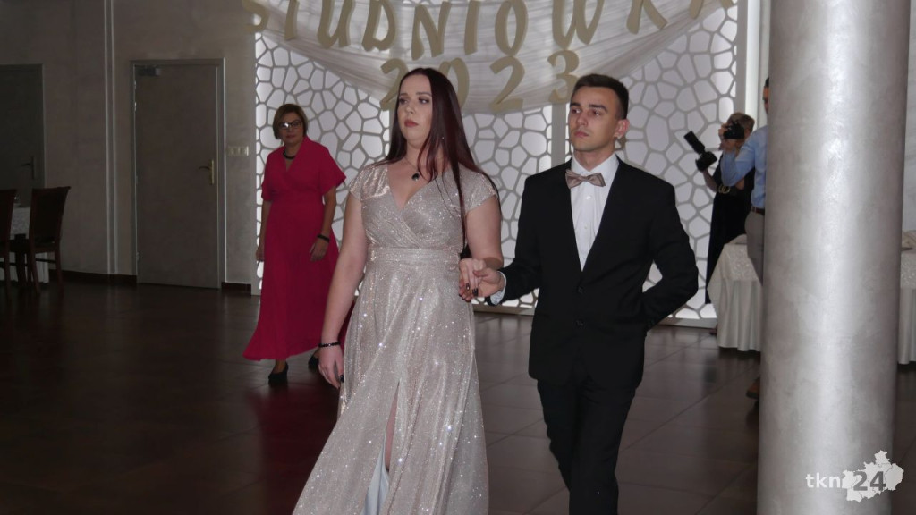 WIDEO: Piękna, kameralna Studniówka ZSP Stąporków [wideo, zdjęcia]
